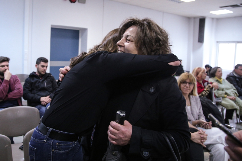 Η Περιστέρα Μπαζιάνα αγκαλιάζει τη μητέρα του Παύλου Φύσσα