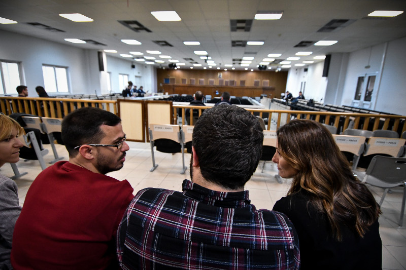 Η Περιστέρα Μπαζιάνα, πλάτη, με φόντο το δικαστήριο