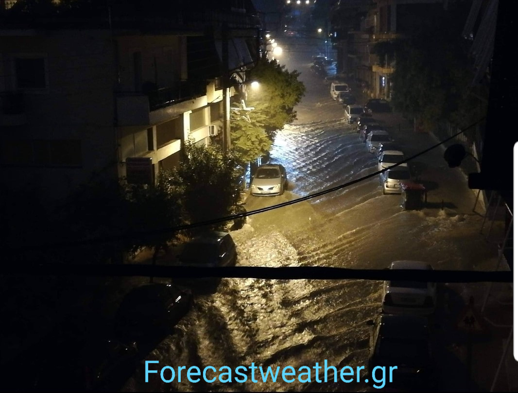 Πλημμυρισμένος δρόμος στο Περιστέρι