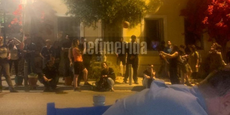 Οι αντιεξουσιαστές έξω από την ταβέρνα που ήταν ο Κώστας Μπακογιάννης