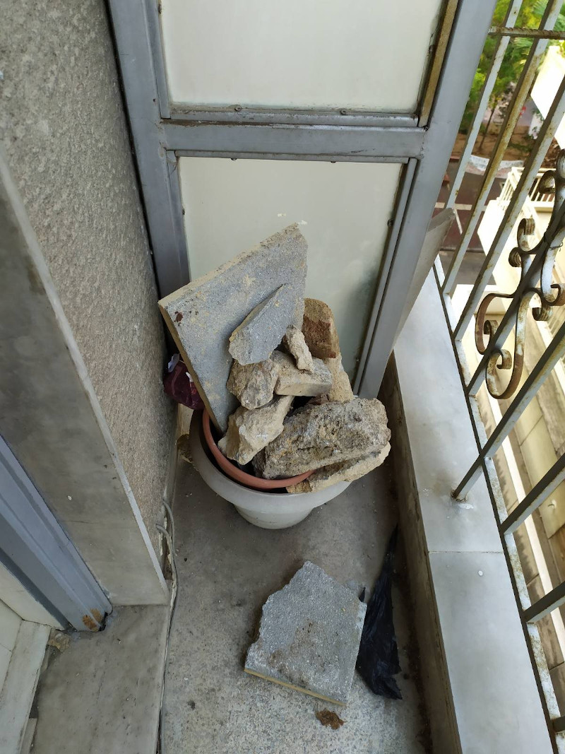 Πέτρες και σπασμένα μάρμαρα