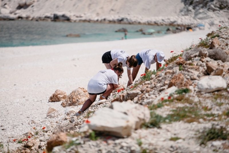 Εθελοντές μαζεύουν τα απορρίμματα από την παραλία του Μύρτου