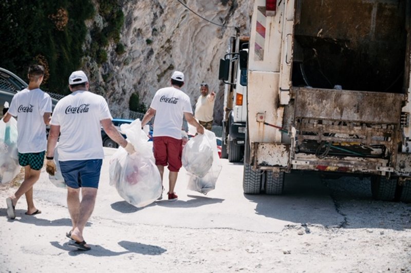Εθελοντές μεταφέρουν τα απορρίμματα που συλλέχθηκαν από τη δράση καθαρισμού στο απορριμματοφόρο που θα παραδώσει τα ανακυκλώσιμα υλικά στο Κέντρο Διαλογής Ανακυκλώσιμων Υλικών της Πάτρας (ΚΔΑΥ) και τα μη-ανακυκλώσιμα στον Χώρο Υγειονομικής Ταφής Απορριμμάτων της Κεφαλλονιάς