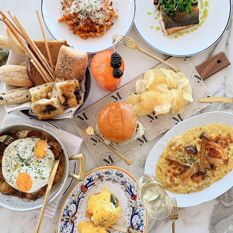 Steak and eggs, ριζότο με κολοκύθα και pancetta, σπιτικά bucatini all'amatriciana, αυγά Benedict