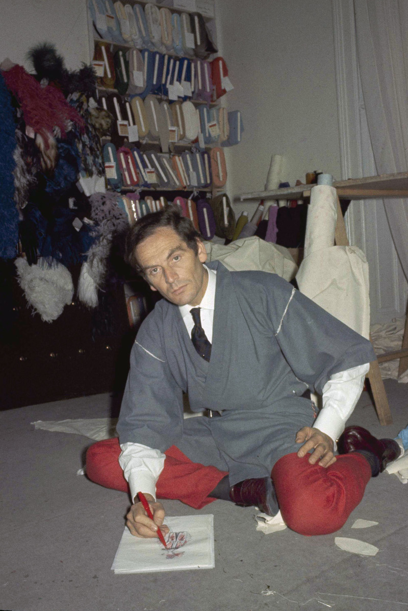 Pierre Cardin: Ο απόλυτα πρωτοπόρος σχεδιαστής -Εβαλε το όνομά του παντού, από ρούχα μέχρι τασάκια 4 Pierre Cardin σχεδιάζει