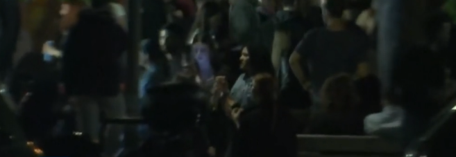 Εκατοντάδες τη νύχτα στην πλατεία Βαρνάβα 