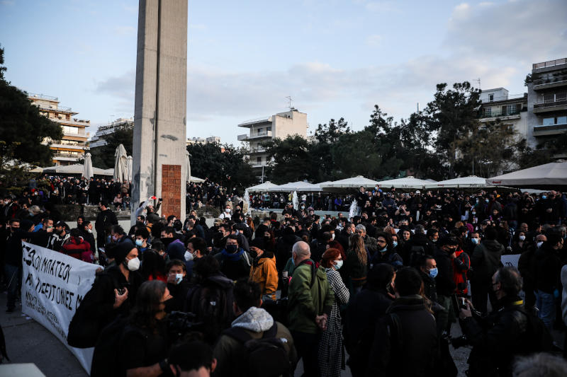 Κόσμος συγκεντρώθηκε στην πλατεία Νέας Σμύρνης διαμαρτυρόμενος για τα περιστατικά αστυνομικής βίας πριν από δύο ημέρες