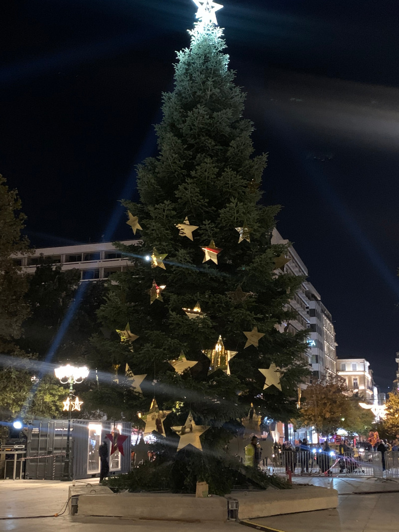 Επιβλητικό το χριστουγεννιάτικο δέντρο στο κέντρο της πλατείας Συντάγματος, με τα χρυσά στολίδια σε σχήμα αστεριών