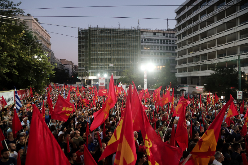 Οι πολίτες στο Σύνταγμα για την ομιλία του Δημήτρη Κουτσούμπα / Φωτογραφία: EUROKINISSI