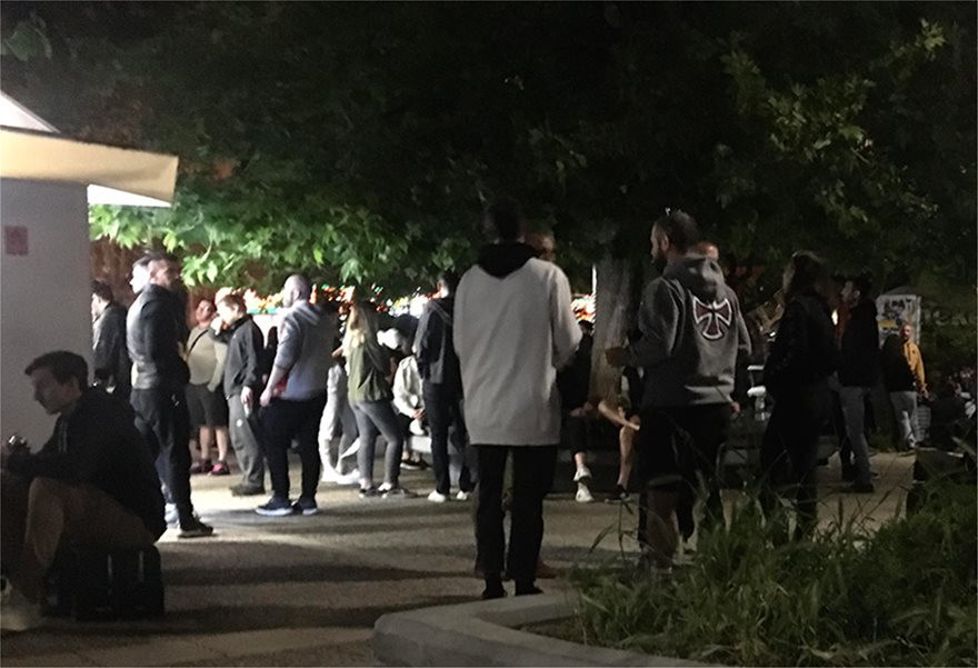 Κόσμος στην πλατεία Βαρνάβα στο Παγκράτι