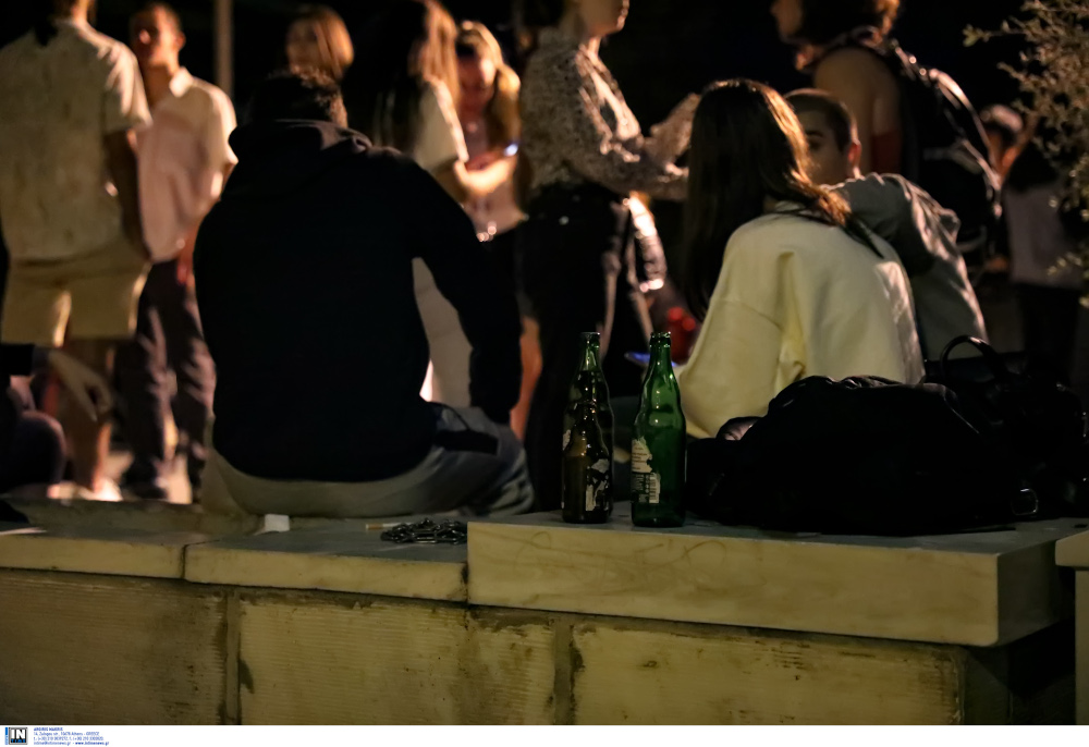 Κορωνοϊός: Τα περίπτερα έκλεισαν, οι πλατείες παρέμειναν γεμάτες