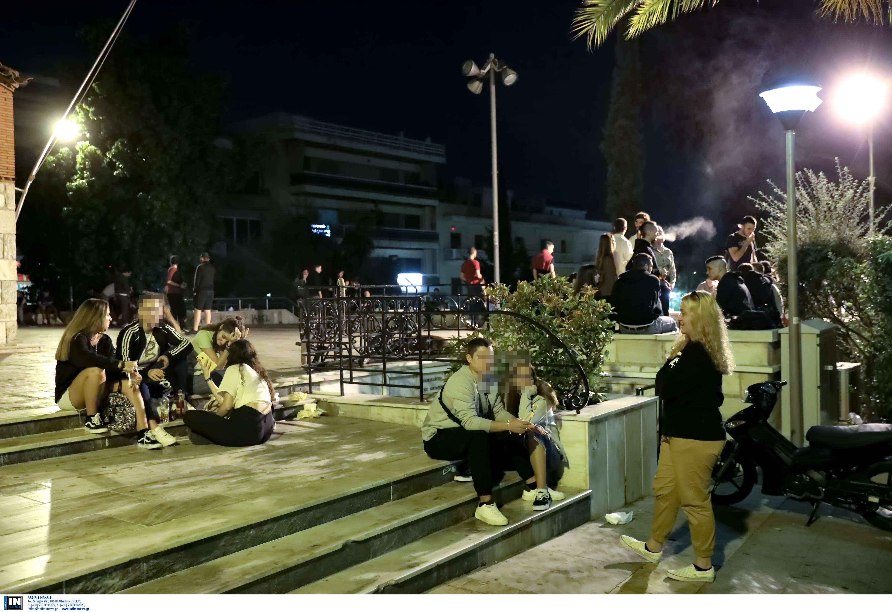 Κορωνοϊός: Τα περίπτερα έκλεισαν, οι πλατείες παρέμειναν γεμάτες