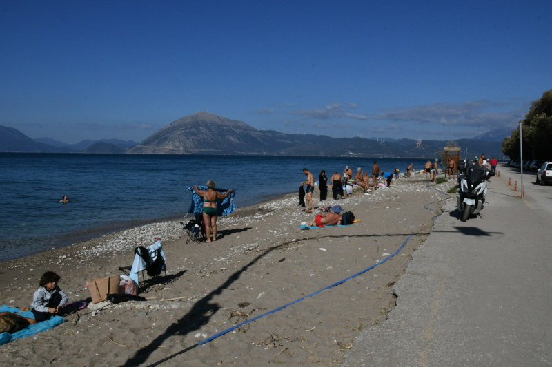 Για μπάνιο οι πολίτες στην Πάτρα εν μέσω lockdown