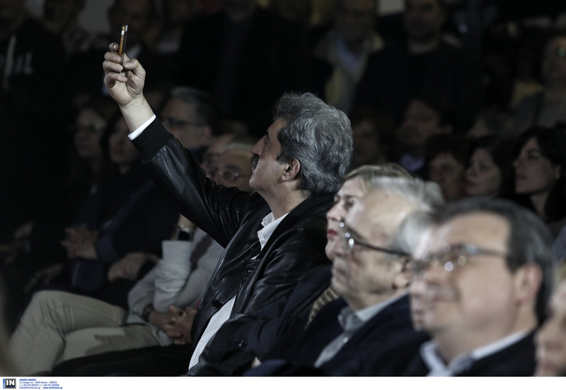 Ο Παύλος Πολάκης τραβά σέλφι στο ΣΕΦ
