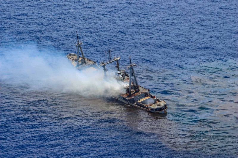 Μετά τη βολή το πλοίο αρχίζει να βυθίζεται 