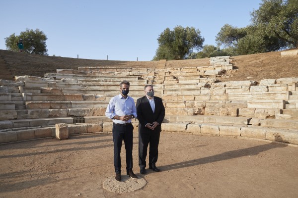 Μητσοτάκης και Πομπέο στάθηκαν στο κέντρο της ορχήστρας του αρχαίου θεάτρου Απτέρας