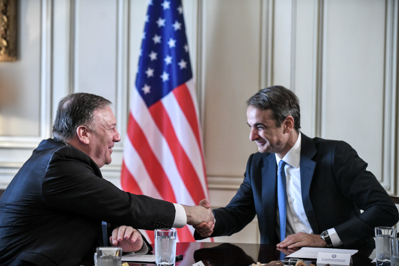 Xειραψία του Κυριάκου Μητσοτάκη με τον Μάικ Πομπέο