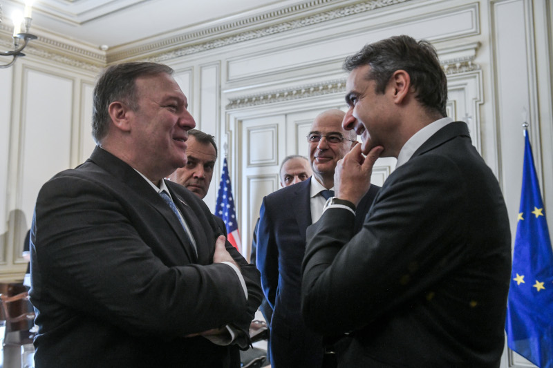 Ο Μάικ Πομπέο συζητά με τον Κυριάκο Μητσοτάκη, δίπλα στον Νίκο Δένδια και τον Νίκο Παναγιωτόπουλος
