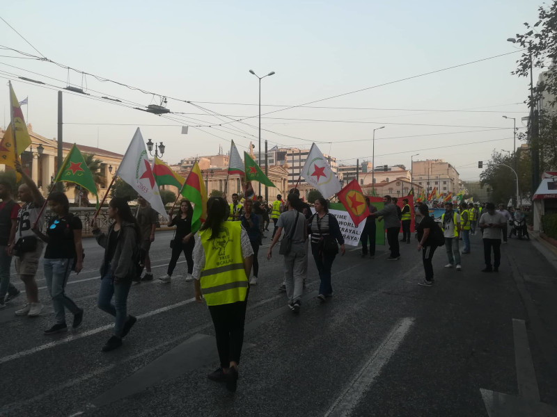 Οι Κούρδοι σήκωσαν πανό και φώναξαν συνθήματα στο κέντρο της Αθήνας για τις εξελίξεις στη βόρεια Συρία