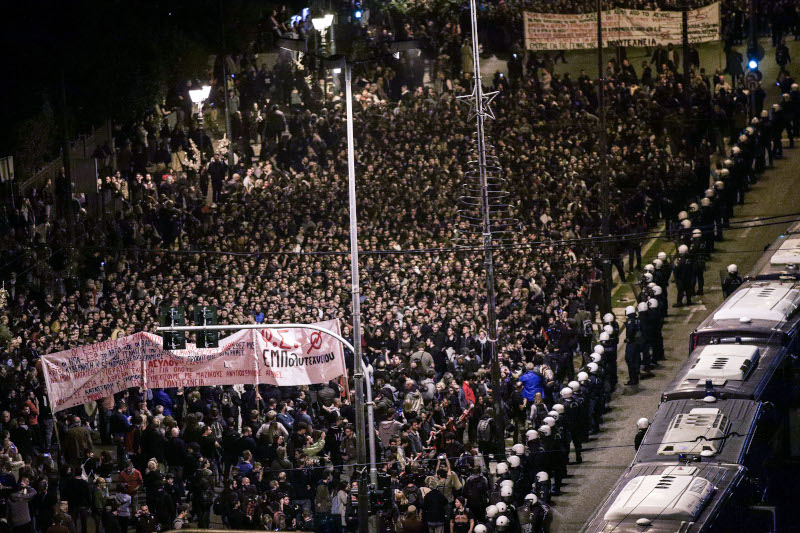 Πλήθος κόσμου στην πορεία για το Πολυτεχνείο