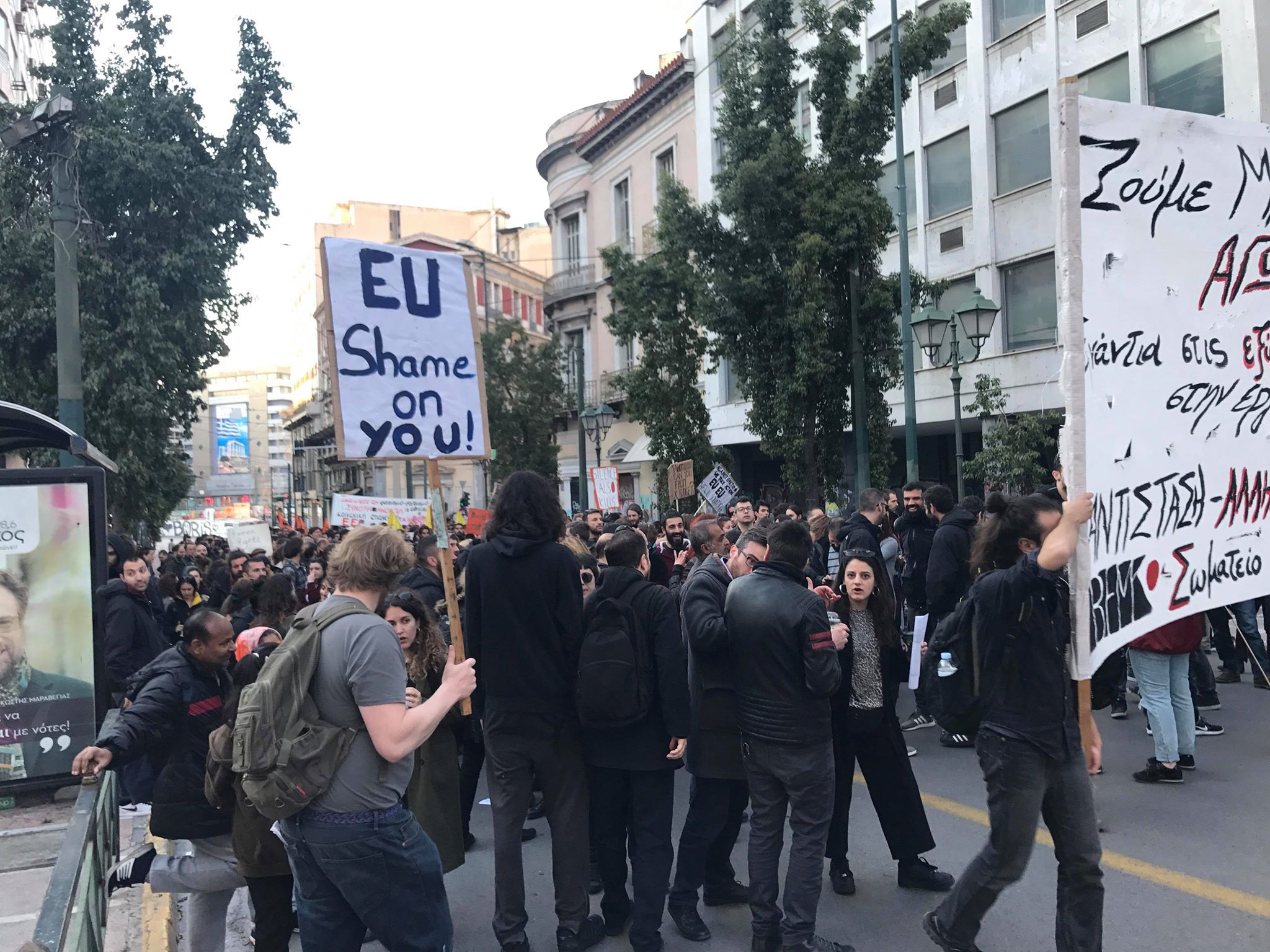 Πορεία διαμαρτυρίας προς τη Βουλή πραγματοποιούν αυτήν την ώρα αναγνωρισμένοι πρόσφυγες.