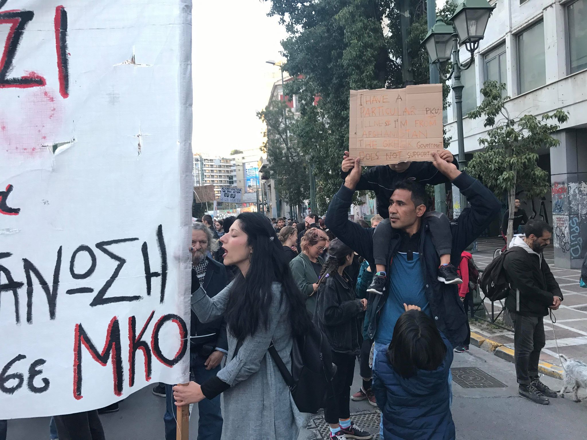 Κρατώντας πανό διαμαρτύρονται επειδή θα βρεθούν χωρίς στέγη.