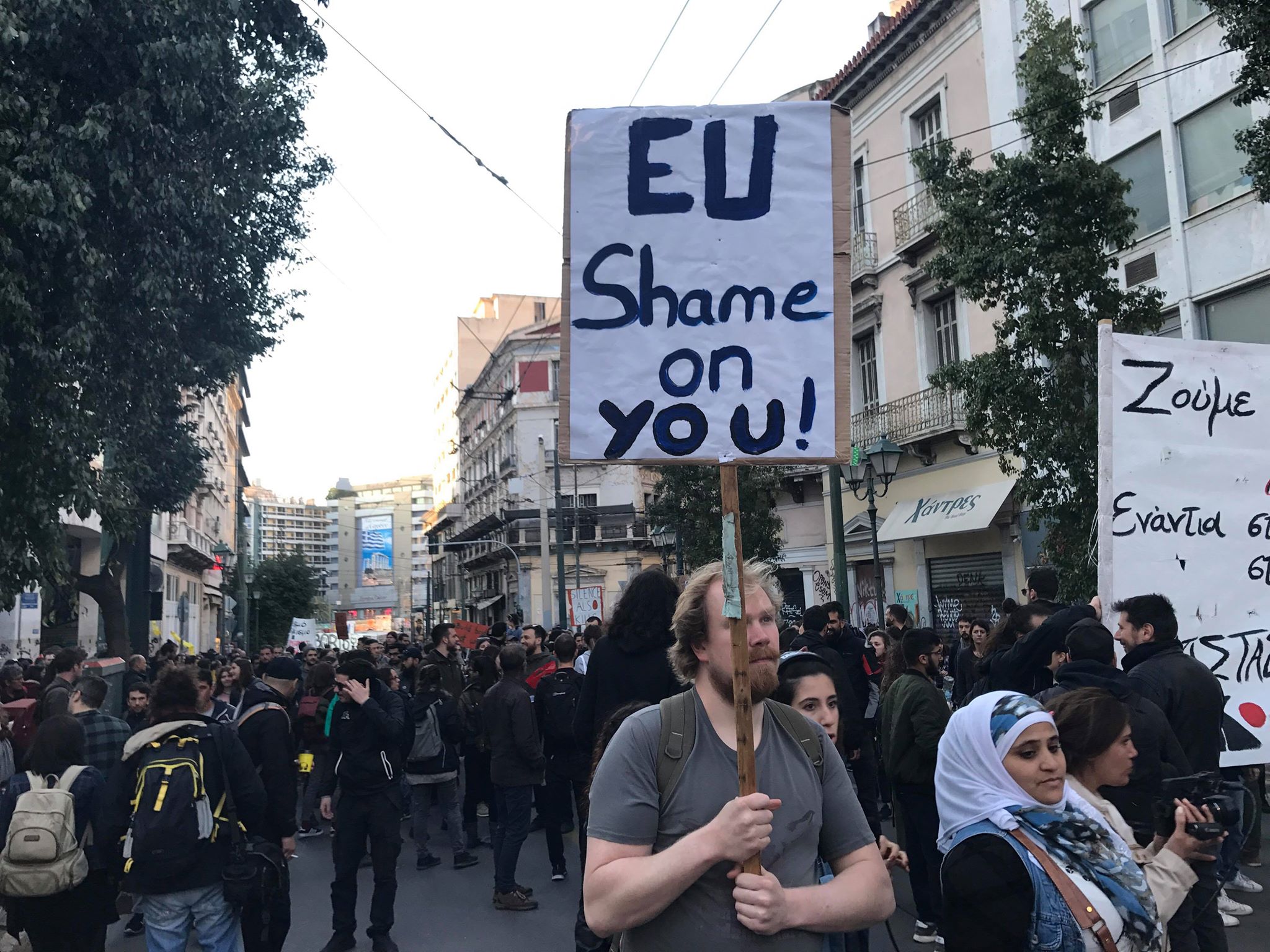 Κρατούν πανό που γράφουν «Ευρώπη ντροπή σου».