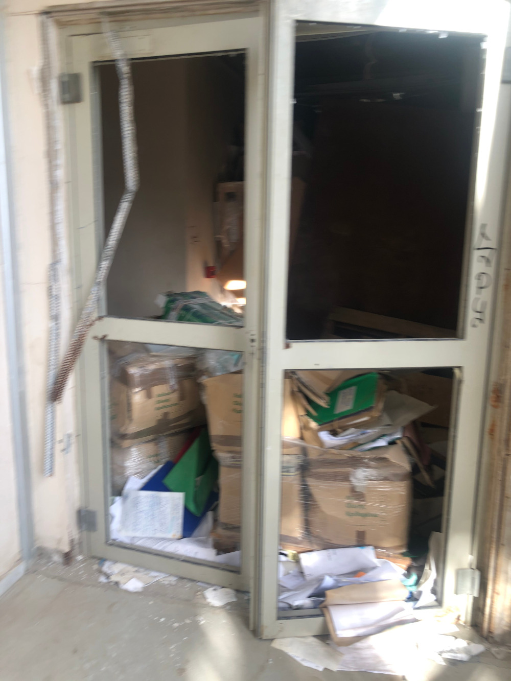 Πόρτες έξω από αποθήκες, δείχνουν ότι έχει γίνει λεηλασία