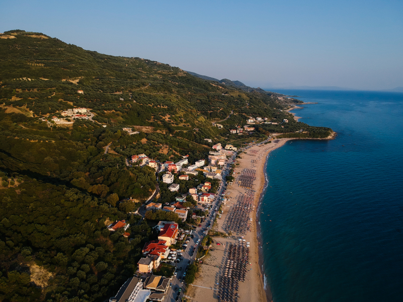 Πανοραμική φωτογραφία από οργανωμένη παραλία, την παραλία Λούτσα στην Πρέβεζα