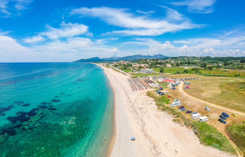Η αχανής παραλία Μονολίθι στην Πρέβεζα αποτελεί εγγύηση για τήρηση αποστάσεων λόγω κορωνοϊού