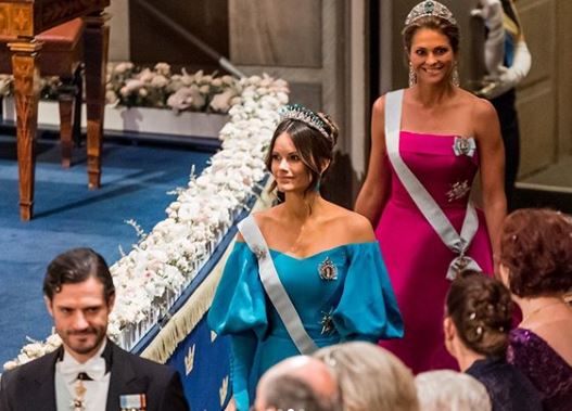 Η πριγκίπισσα Σοφία και η πριγκίπισσα Μαντλέν κατά την είσοδό τους στην τελετή απονομής βραβείων Νόμπελ