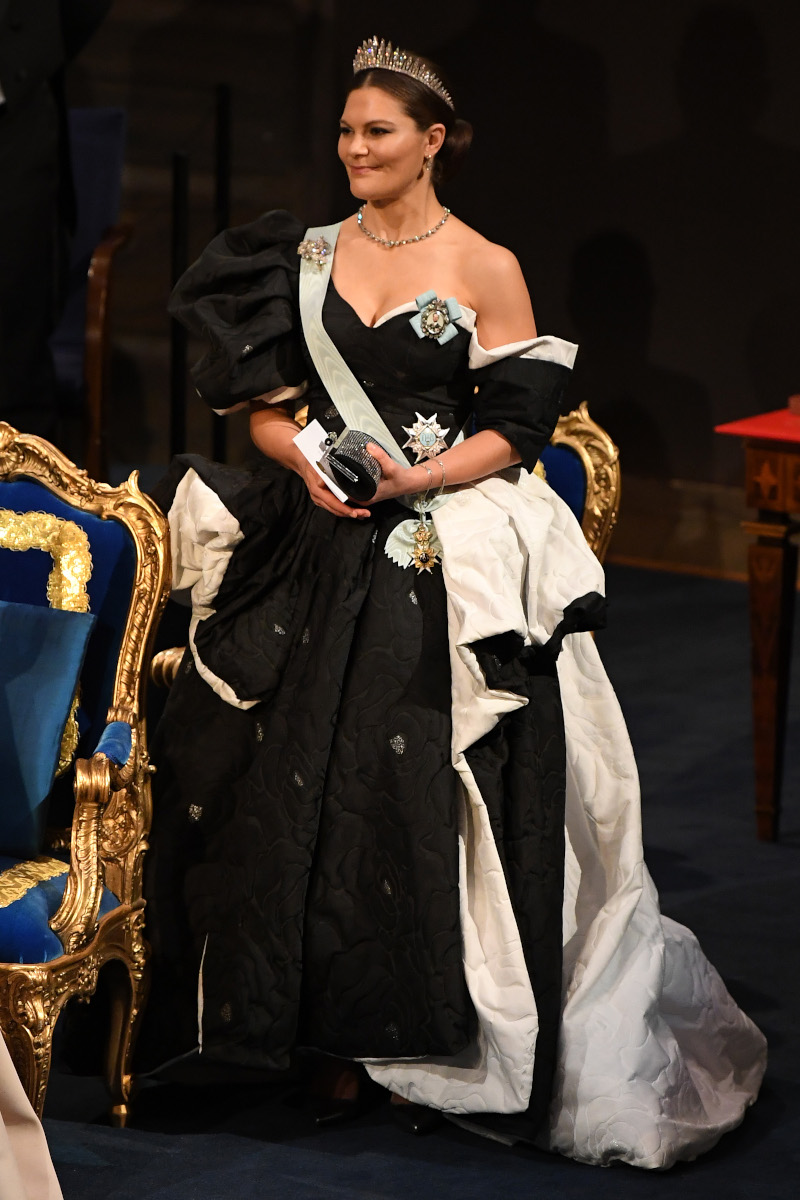 Η πριγκίπισσα Βικτόρια της Σουηδίας με ασπρόμαυρο ασύμμετρο φόρεμα 