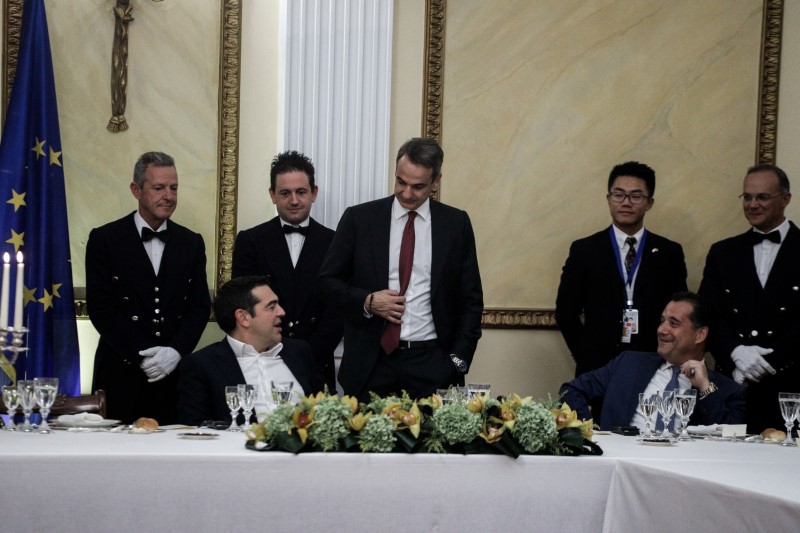 «Ιστορικές» στιγμές στο Προεδρικό: Τα χαμόγελα Τσίπρα με Αδωνι-Βορίδη και Μητσοτάκη -Οι εντυπωσιακές εμφανίσεις