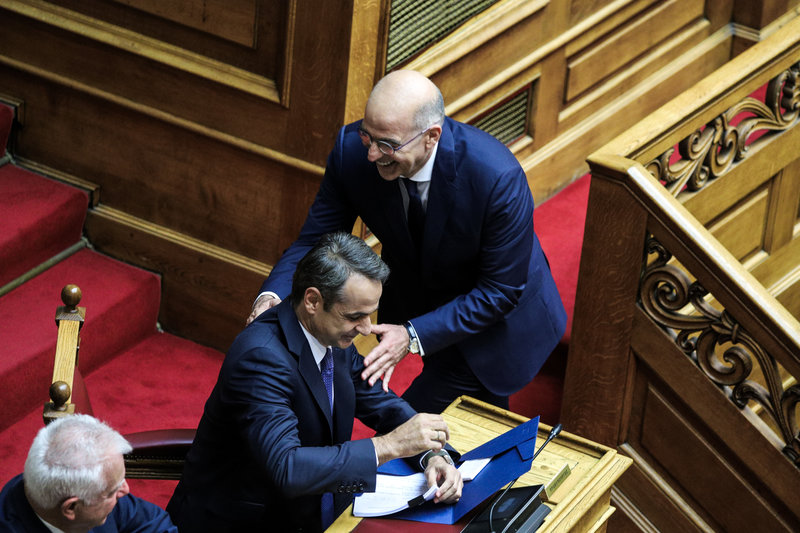 Ο Νίκος Δέδιας που ορκίστηκε ΥΠΕΞ με τον πρωθυπουργό Κυριάκο Μητσοτάκη και τον Π. Πικραμμένο