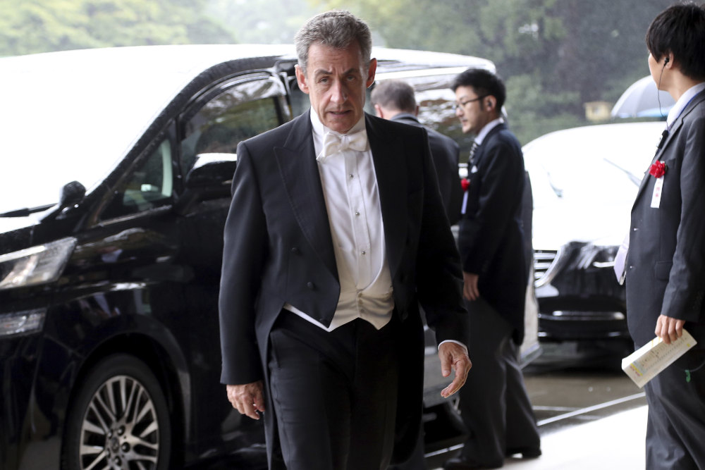 Με φράκο ο πρώην πρόεδρος της Γαλλίας Νικολά Σαρκοζί στην τελετή ενθρόνισης του αυτοκράτορα της Ιαπωνίας