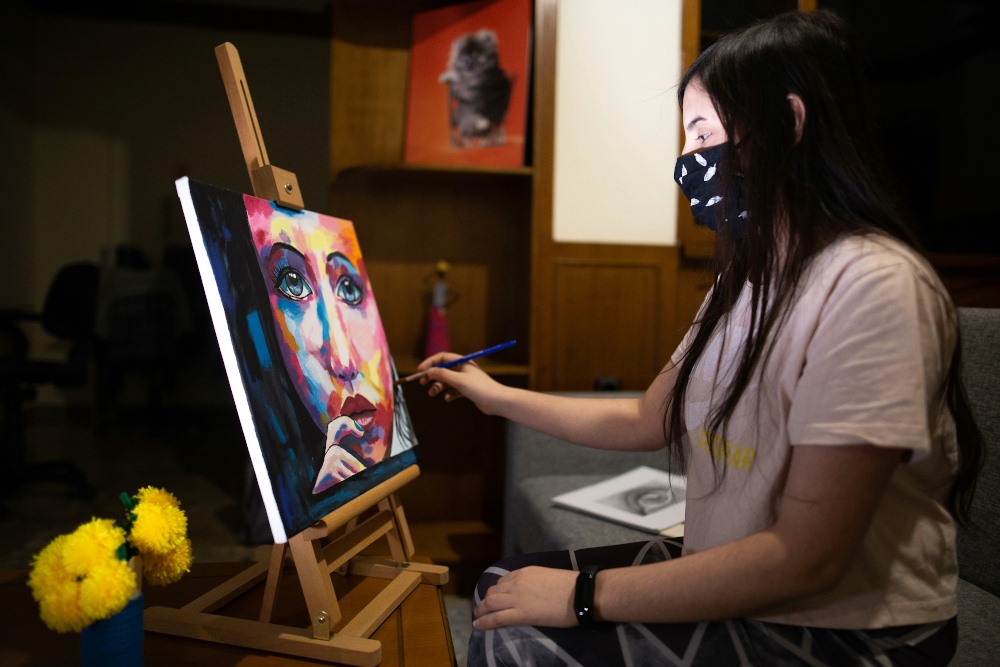 Η Λίνα σταμάτησε να ζωγραφίζει στα 10 της εξαιτίας του πολέμου