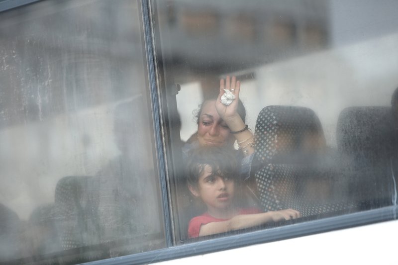 Μια μάνα κλαίει γοερά μέσα στο λεωφορείο-Φωτογραφία: George Vitsaras / SOOC