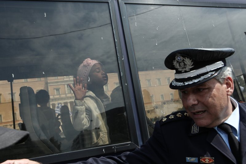 Η αστυνομία βάζει τους Ï€Ïόσφυγες στα λεωφοÏεία-ΦωτογÏαφία: George Vitsaras / SOOC