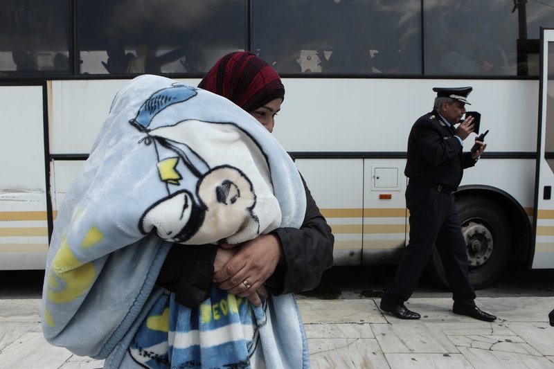 Μια γυναίκα με το μωρό της σε κουβέρτα-Φωτογραφία: George Vitsaras / SOOC