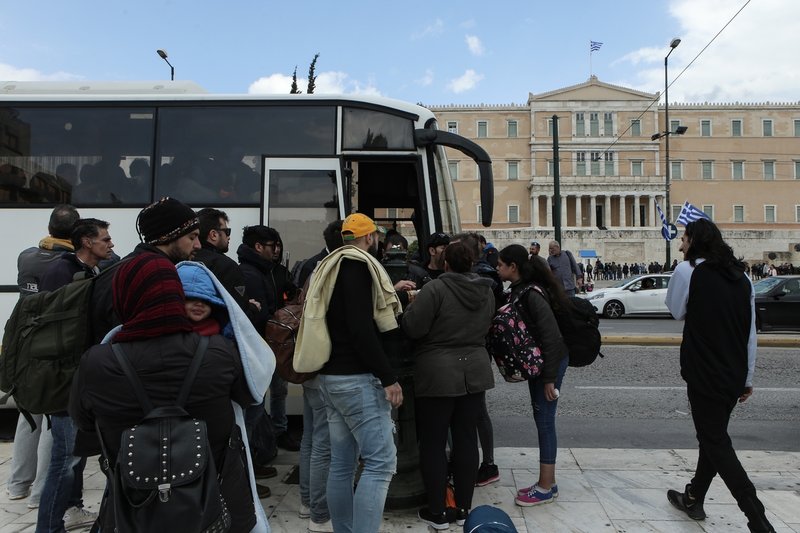 Πρόσφυγες και μετανάστες στην ουρά για τα πούλμαν-Φωτογραφία: George Vitsaras / SOOC