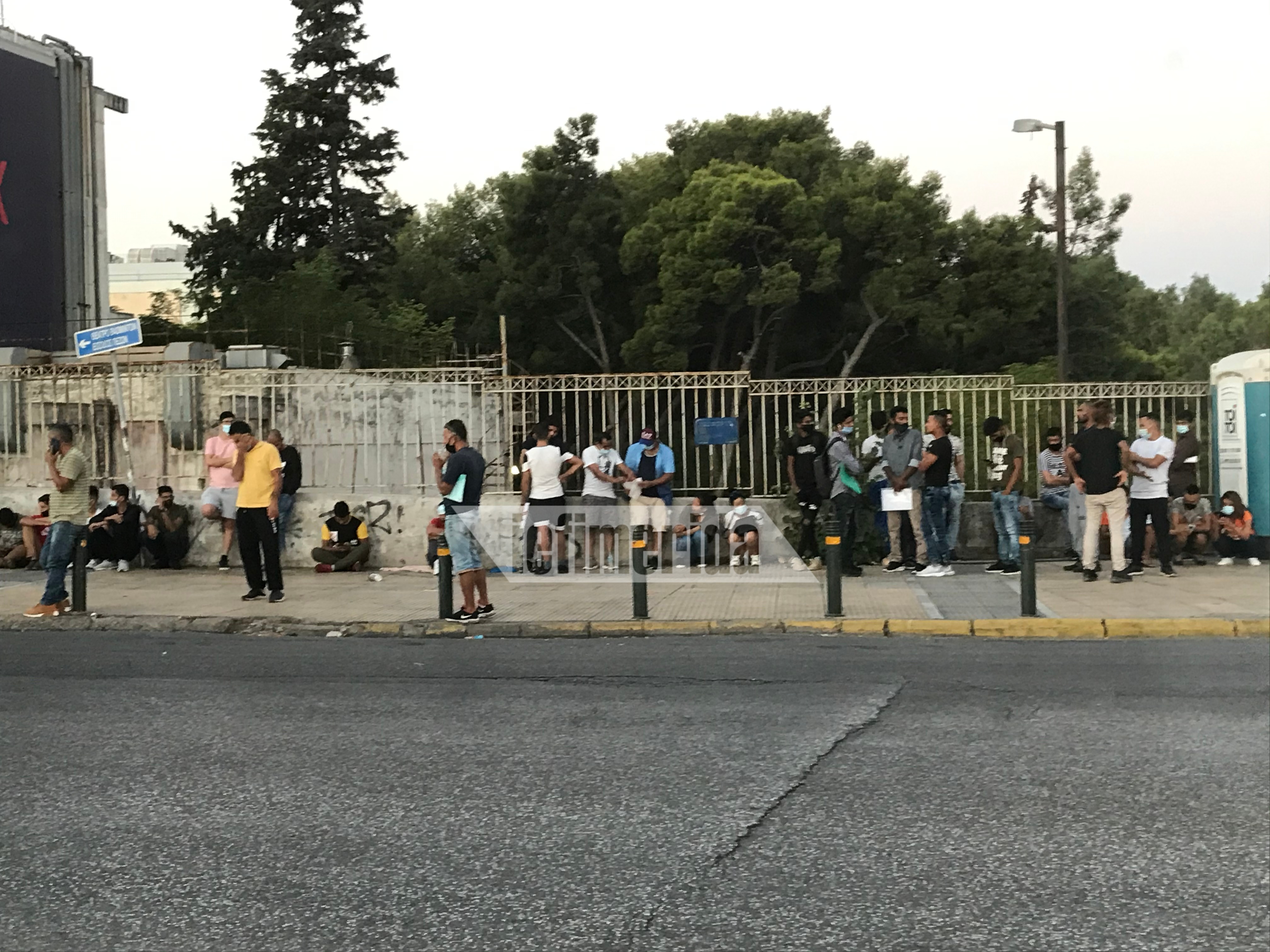 Τεράστιες ουρές από μετανάστες στην Υπηρεσία Ασύλου