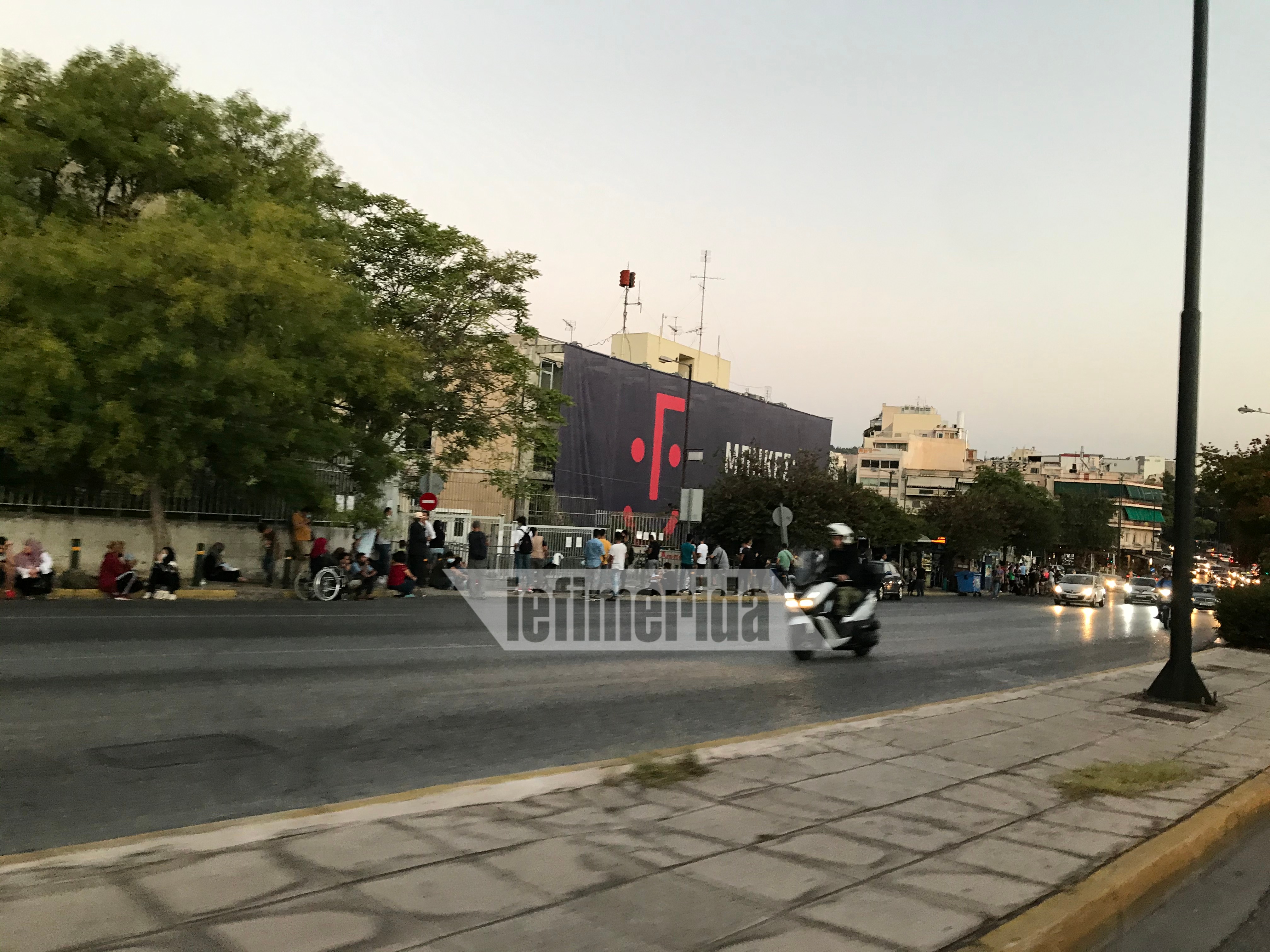 Τεράστιες ουρές από μετανάστες στην Υπηρεσία Ασύλου