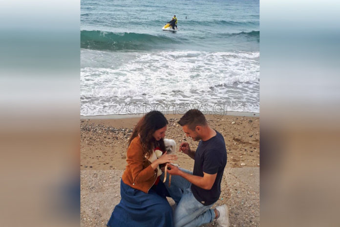 Πρόταση γάμου σε παραλία στην Κρήτη