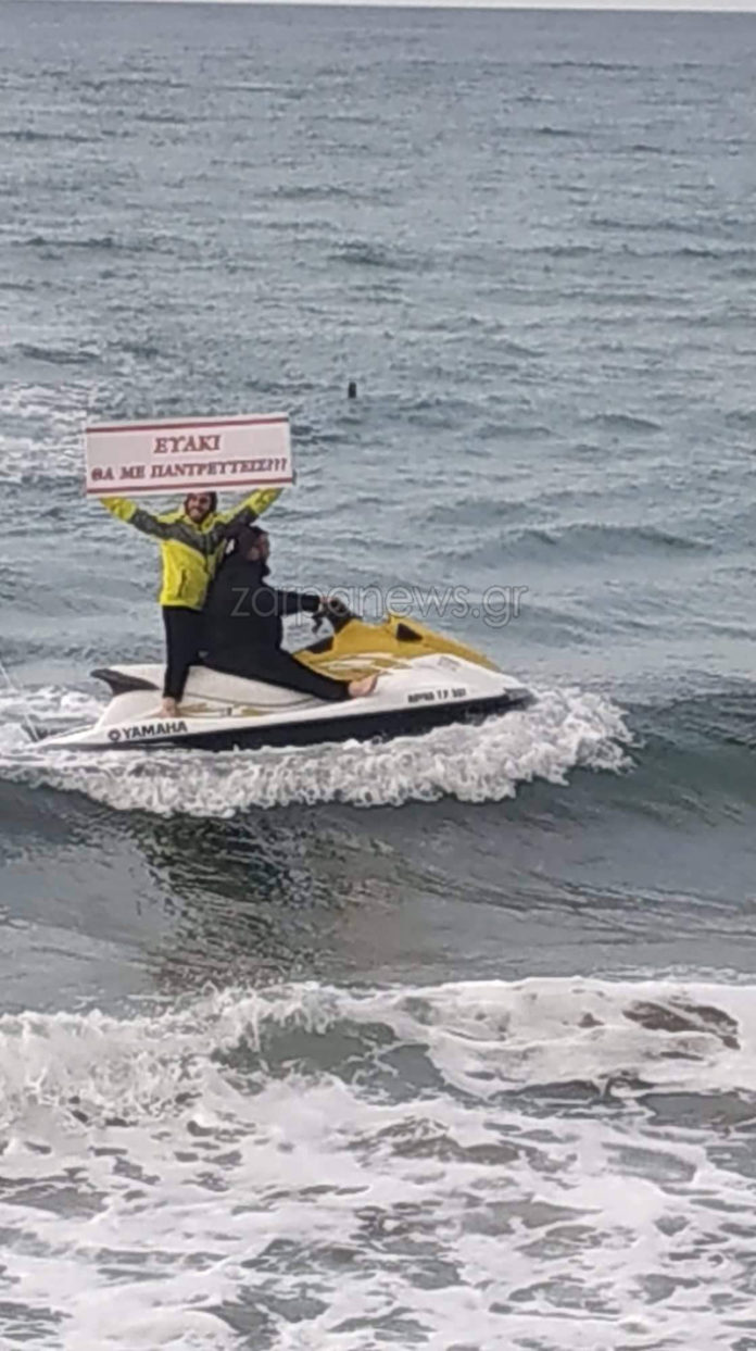 Πρόταση γάμου σε παραλία στην Κρήτη