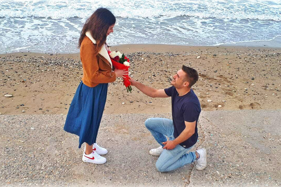 Πρόταση γάμου σε παραλία στην Κρήτη