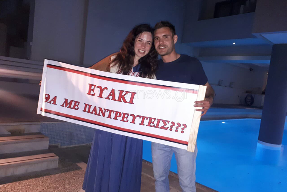 Πρόταση γάμου σε παραλία στην Κρήτη