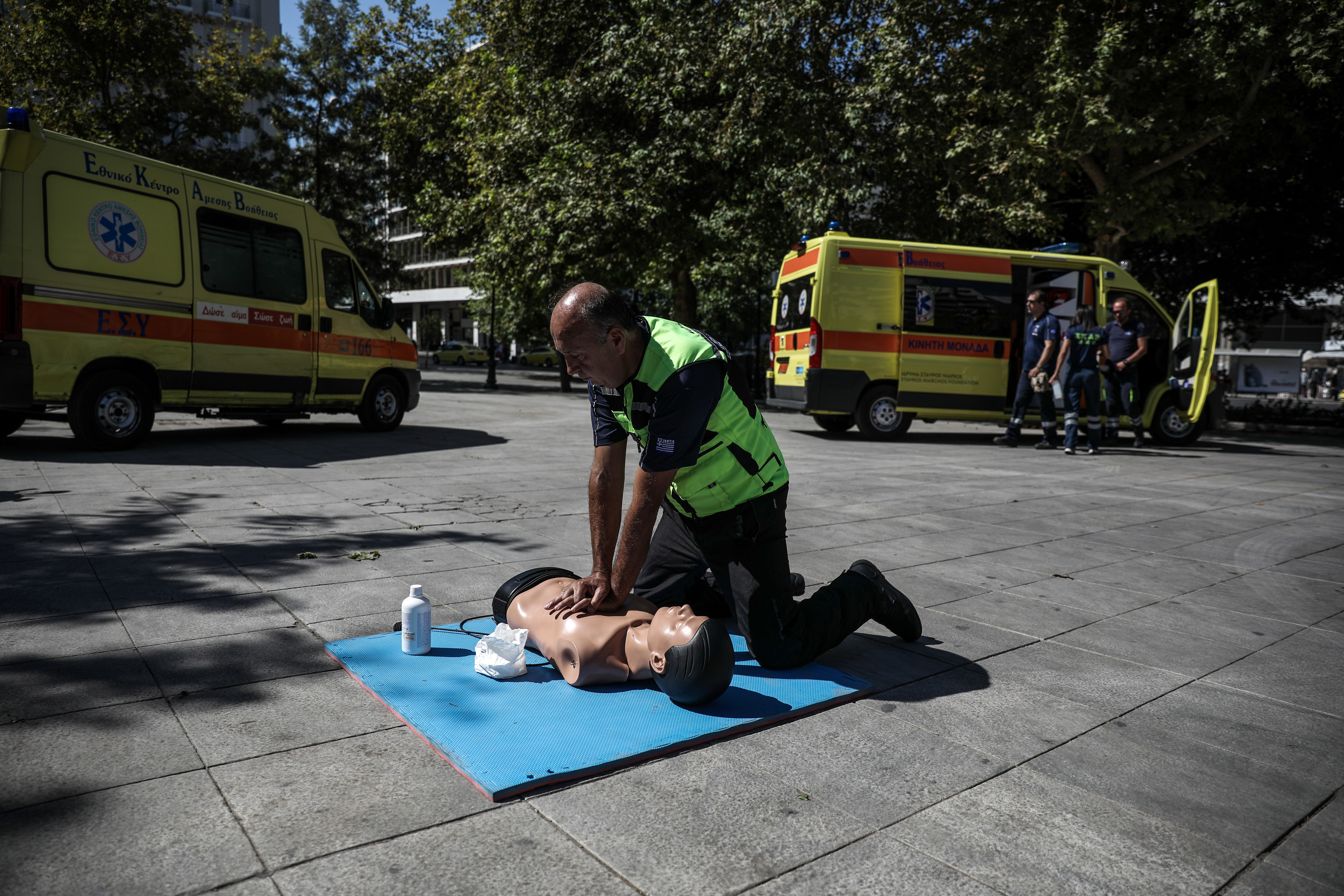 Διασώστης του ΕΚΑΒ εφαρμόζει ΚΑΡΠΑ σε κούκλα