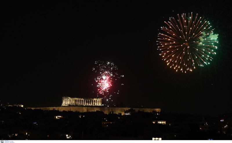 Πρωτοχρονιά πυροτεχνήματα  Πρωτοχρονιά: Πώς υποδέχθηκε η Ελλάδα το 2021 -Υπερθέαμα με πυροτεχνήματα και άδειους δρόμους protochronia pyrotexnimata koronoios athina7