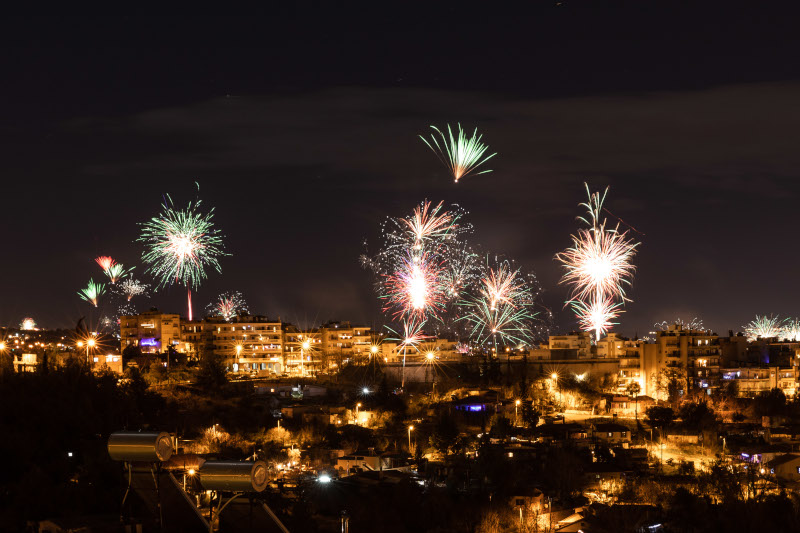Πρωτοχρονιά πυροτεχνήματα  Πρωτοχρονιά: Πώς υποδέχθηκε η Ελλάδα το 2021 -Υπερθέαμα με πυροτεχνήματα και άδειους δρόμους protochronia pyrotexnimata koronoios thessaloniki