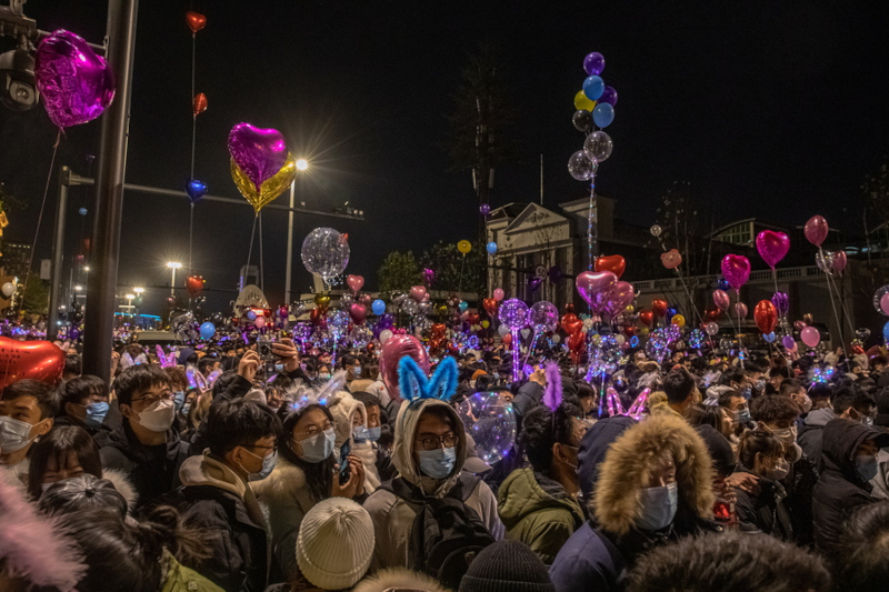 Κόσμος συγκεντρώθηκε γύρω από το δημαρχείο της πόλης  Απίστευτες εικόνες στην Ουχάν -Χιλιάδες σε δρόμους και νυχτερινά κέντρα για την έλευση του 2021 protoxronia wuhan kosmos mpalonia maskes
